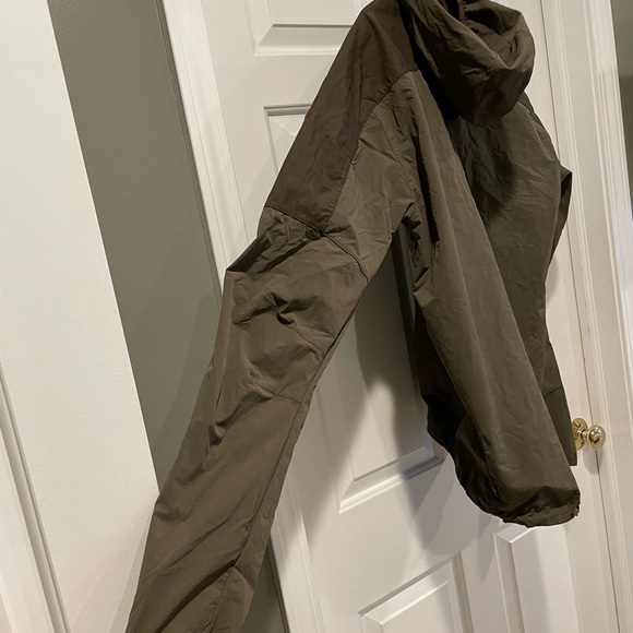 Fjäll Räven Kalfjäll Softshell Jacket - Kids XL- Army Green (Used) - Picture 12 of 13